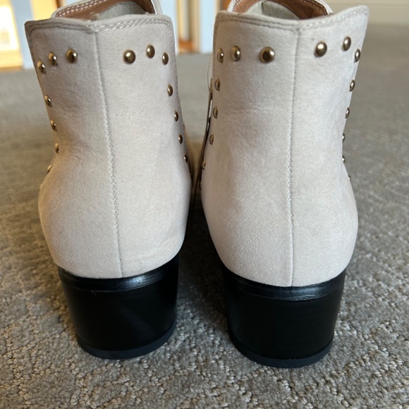 NEW! SEVEN7 PIXIE WOMENS BOOTS CHELSEA WESTERN STYLE STUDS IVORY CREAM SUEDE 9 - Picture 11 of 11